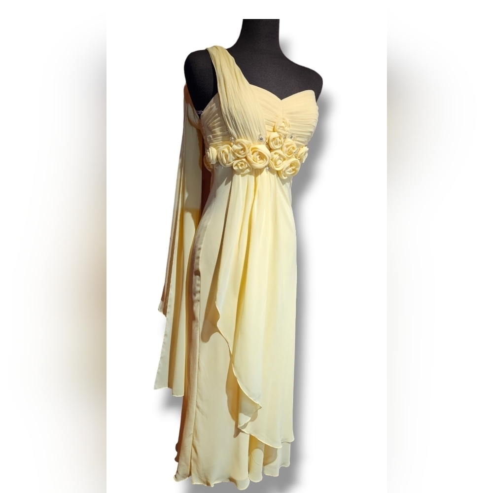 Strapless Yellow evening gown. Flower Detail. Size 6 - Picture 5 of 15